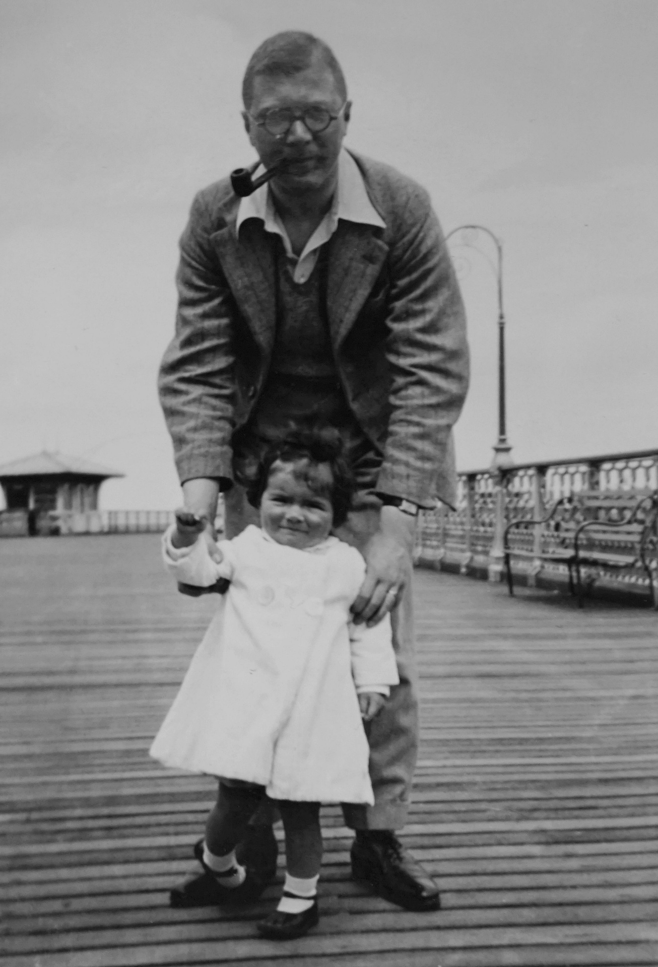 Photographie ancienne d'un grand-père et de sa petite-fille sur une jetée
