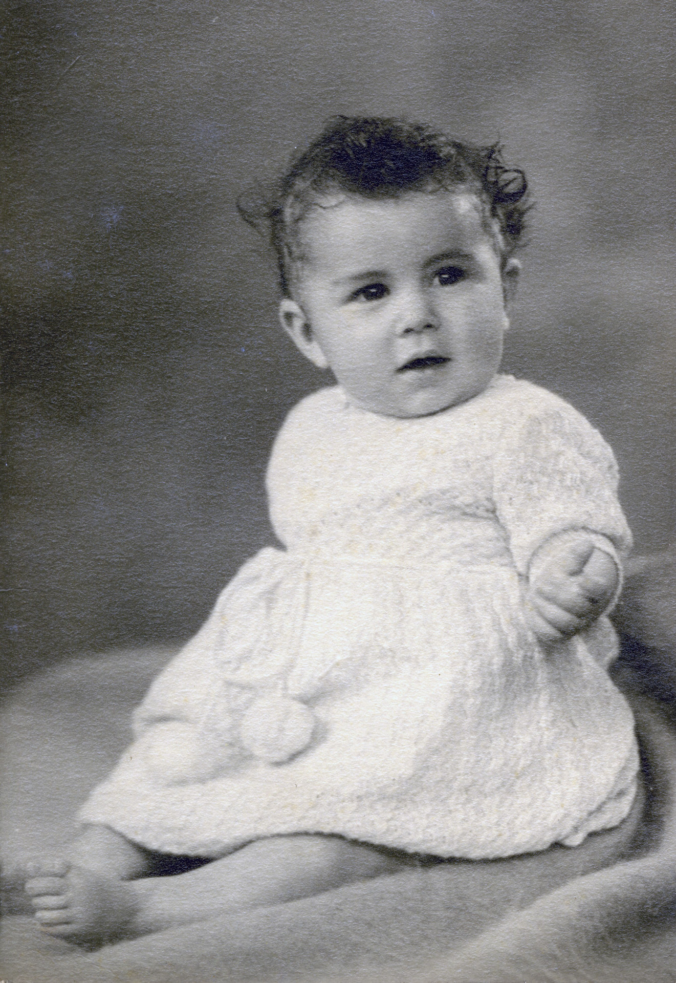 Portrait ancien en noir et blanc d'un bébé